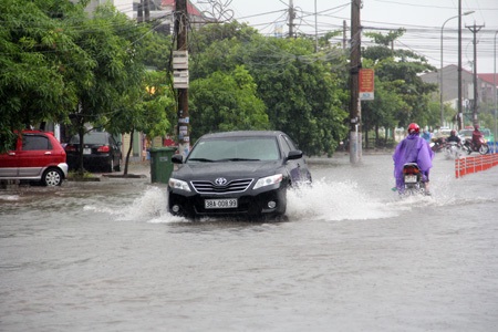 Hà Tĩnh mưa như trút nước, ngập úng nhiều nơi - 4 Đường Nguyễn Du - một trong những tuyến đường bị ngập sâu nhất ở TP Hà Tĩnh
