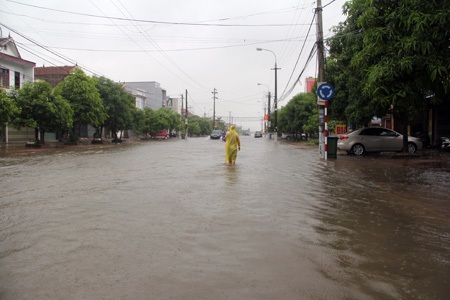 Hà Tĩnh mưa như trút nước, ngập úng nhiều nơi - 5 Đường Nguyễn Du - một trong những tuyến đường bị ngập sâu nhất ở TP Hà Tĩnh