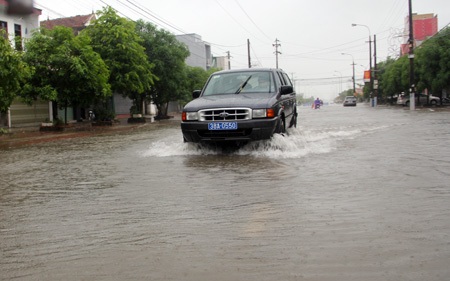 Hà Tĩnh mưa như trút nước, ngập úng nhiều nơi - 2 Đường Nguyễn Du - một trong những tuyến đường bị ngập sâu nhất ở TP Hà Tĩnh