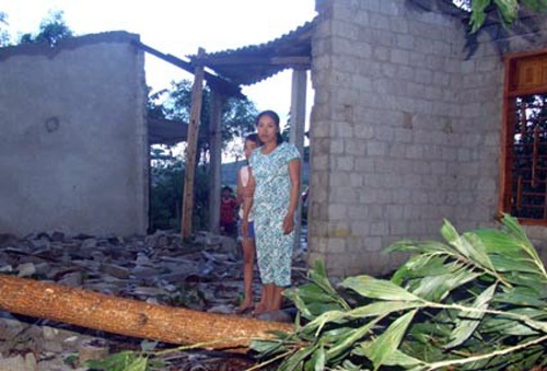 Lốc xoáy kèm mưa đá phá hỏng nhiều nhà dân - 1 Hai mẹ con chị Ngô Thị Đồng thất thần bên căn nhà bị sụp đổ (ảnh: Ngọc Thanh)