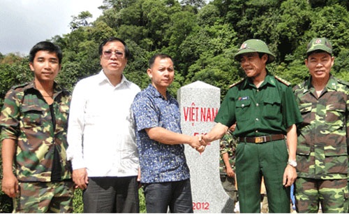 Cắm mốc biên giới Việt - Lào cuối cùng trên tuyến Hà Tĩnh - Boolykhămxây và Khăm Muộn  - 2 Thân mốc làm bằng đá hoa cương, còn móng và đế mốc làm bằng bê tông cốt thép đổ trực tiếp.