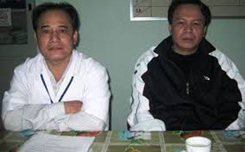 Cách chức phó khoa dùng ấm trà ném vỡ đầu đồng nghiệp - 1 Ông Nguyễn Trọng Thành (mặc áo khoác đen) bị cách chức