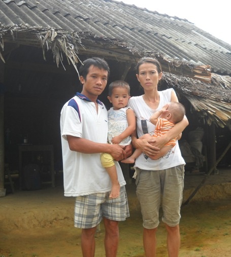 Lại bé 2 tuổi mang 2 trọng bệnh chỉ có cơm chan với nước canh - 3 Gia đình anh Thế, chị Hương trước túp lều tranh