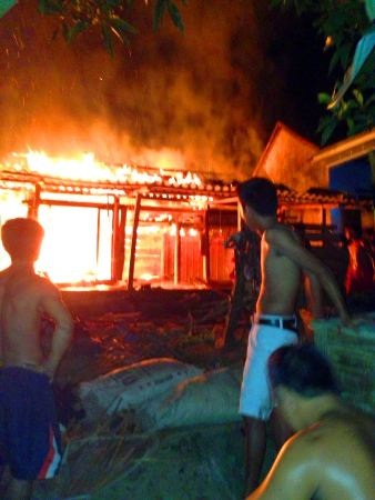 Chập điện, nhà một cựu thanh niên xung phong bị thiêu rụi - 2 Ngọn lửa bùng phát quá dữ dội, người dân đành bất lực đứng nhìn