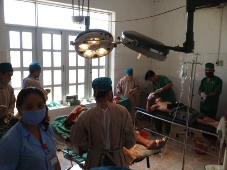 Các bác sỹ ở Bệnh viện Đa khoa huyện Hương Khê đang khẩn trương cấp cứu 