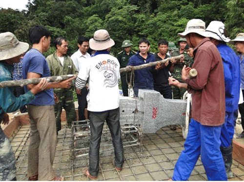 Cắm mốc biên giới Việt - Lào cuối cùng trên tuyến Hà Tĩnh - Boolykhămxây và Khăm Muộn  - 1 Thân mốc làm bằng đá hoa cương, còn móng và đế mốc làm bằng bê tông cốt thép đổ trực tiếp.