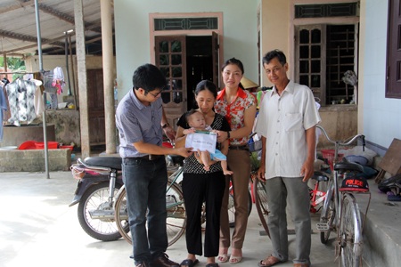 Bé Yến Nhi vật vả trên tay mẹ