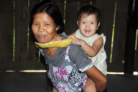 Hai bé Thiện Nhân 5 tuổi và Yến Nhi 3 tuổi đói lắm rồi mà chưa có cơm ăn.