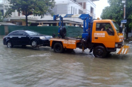 Lực lượng cứu hộ vất vả “giải cứu” xe ngập nước