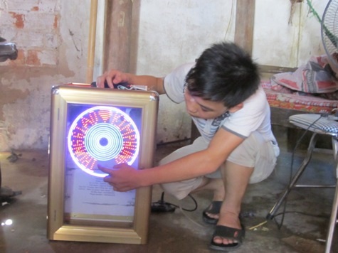 Em Nguyễn Trọng Thủy đang giới thiệu về sản phẩm Quạt đèn Led.