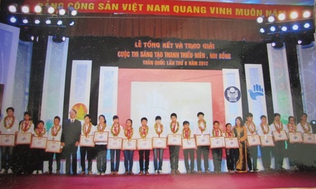 Em Nguyễn Trọng Thủy đang giới thiệu về sản phẩm Quạt đèn Led.