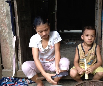 Người mẹ của "hai đứa trẻ hái măng rừng" đã ra đi - 1 Hai đứa trẻ thơ đã nổ lực hết mình để hái từng mớ măng rừng