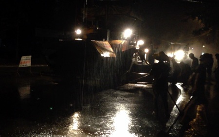 Mưa như trút nước, chủ đầu tư vẫn cho nhà thầu rải thảm bê tông nhựa - 1 Mưa như trút nước, chủ đầu tư vẫn cho nhà thầu thảm bê tông nhựa