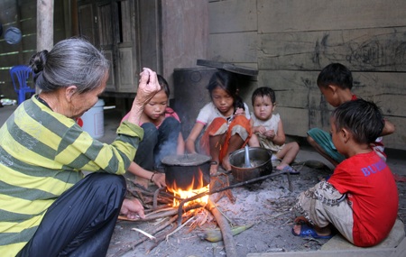 Trao hơn 80 triệu đồng đến “5 đứa trẻ thơ sống “lay lắt” vì cha chết, mẹ điên khờ”