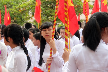 Duyên dáng áo dài ngày khai trường - 1 Những bông hoa “Trường Phan” khoe sắc ngày tựu trường khai giảng năm học mới