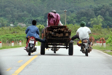 Hãi hùng cảnh 3 xe máy kéo, đẩy xe bò trên quốc lộ - 1 Hình ảnh vi phạm giao thông nghiêm trọng