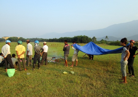 Thi thể nạn nhân được người dân vớt lên bờ, trước khi được gia đình đưa về nhà mai táng