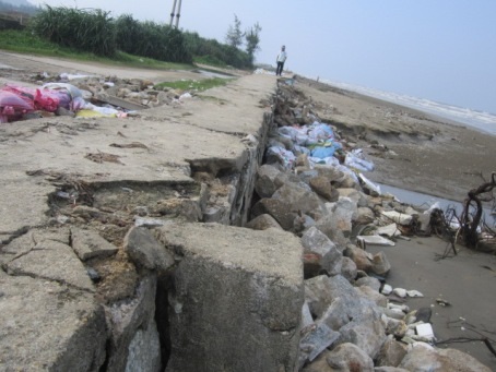 Chỉ cần 1 trận sóng lớn vỗ vào là đoạn kè này có thể bị cuốn phăng