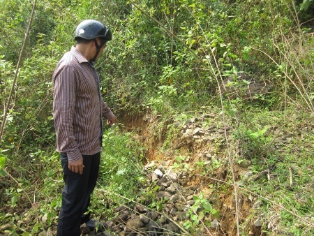 Rú Dầu bỗng dưng xuất hiện nhiều vết nứt lớn