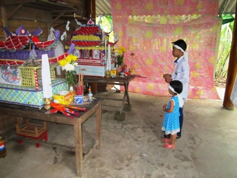 Tuấn Anh và Bảo Trâm còn quá nhỏ để phải hứng chịu cảnh tang thương mất mát này