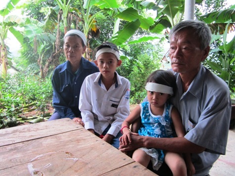 Ông Minh và bà Phúc hết sức lo lắng cho tương lai của 2 đứa cháu khi cả 2 ông bà đều đã già