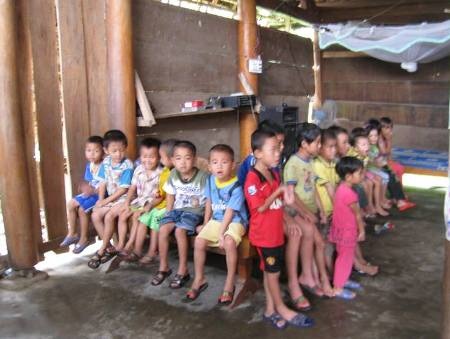 Hiện còn hơn 70 ở lứa tuổi đi học ở 2 xã Hương Quang chưa được đến trường