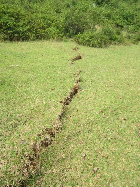 Những đường nứt lớn kéo dài vài chục mét