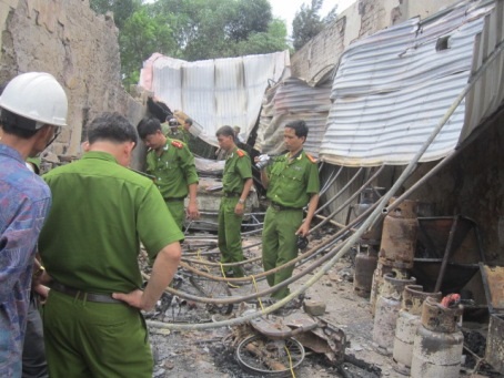 Nhà kho bốc cháy trong đêm, thiêu rụi luôn nhà hàng xóm - 3 Công an huyện Lộc Hà đang điều tra nguyên nhân vụ cháy