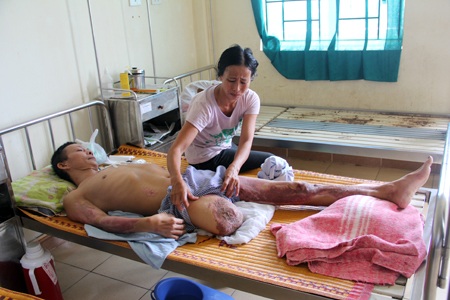 Nỗi đau của người cha mất tay trái, cụt chân phải - 1 Cám cảnh người cha “tháo cụt chân tay” xin được chết để vợ dành tiền nuôi hai con trai học giỏi