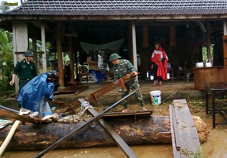 Bộ đội biên phòng cứu giúp người dân trong lũ dữ - 5
