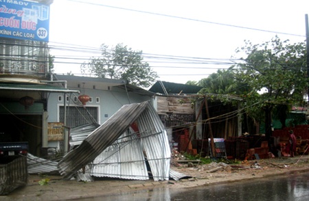 Lốc xoáy kinh hoàng, ít nhất 2 người chết, 22 người trọng thương