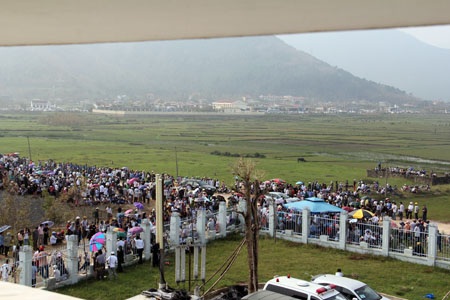 Ngã ba đường lên núi Rồng đã chật cứng người.