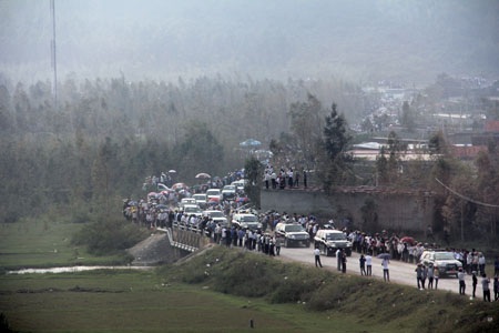Linh xa chở linh cữu Đại tướng tiến vào núi Rồng (Ảnh: Văn Dũng)