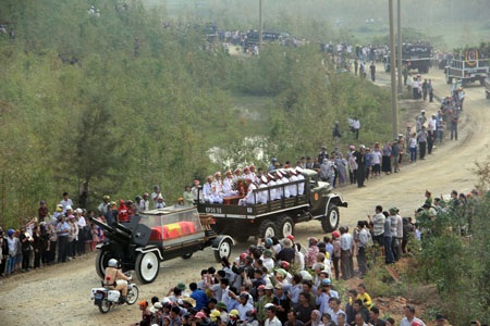 Đoàn linh xa tiến vào khu vực Vũng Chùa (ảnh: Văn Dũng).