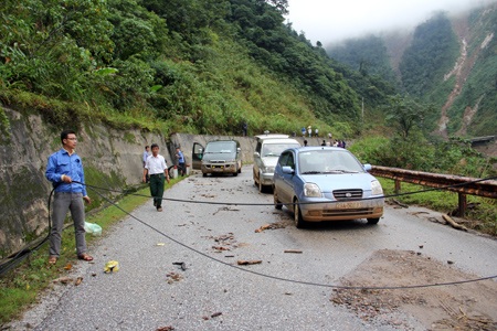 Hiện chỉ cho phép xe hạng nhẹ lưu thông qua đoạn đường vừa được sửa chữa.