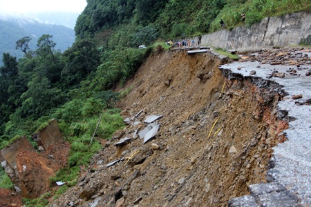Tạm thông xe tuyến quốc lộ sạt lở trong bão số 11 - 1 Quốc lộ 8A đoạn km 81+900 lúc bị sạt lở