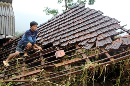 Nước mắt hòa cùng nước lũ... - 8 Một người dân trắng tay trên ngôi nhà bị lũ quét đánh sập