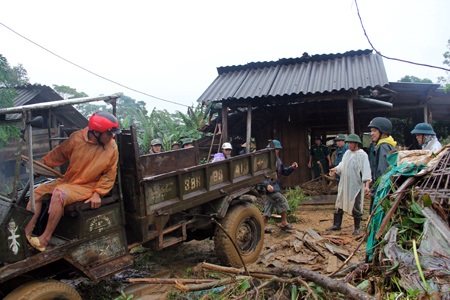Bộ đội biên phòng cứu giúp người dân trong lũ dữ - 7