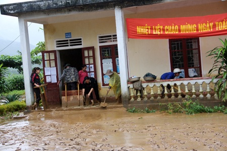 Xác xơ ngôi trường mầm non sau cơn lũ quét - 8 Lũ quét đi qua để lại các phòng học lớp bùn đất dày đặc