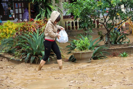 Xác xơ ngôi trường mầm non sau cơn lũ quét - 7 Lũ quét đi qua để lại các phòng học lớp bùn đất dày đặc