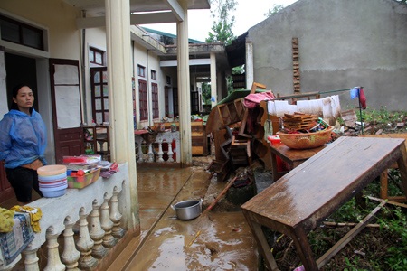 Xác xơ ngôi trường mầm non sau cơn lũ quét - 6 Lũ quét đi qua để lại các phòng học lớp bùn đất dày đặc