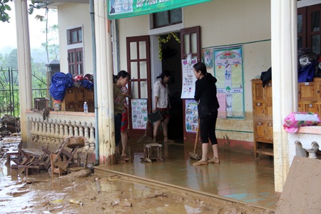 Xác xơ ngôi trường mầm non sau cơn lũ quét - 5 Lũ quét đi qua để lại các phòng học lớp bùn đất dày đặc