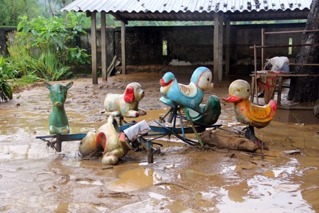 Xác xơ ngôi trường mầm non sau cơn lũ quét - 3 Đồ chơi của các cháu bị lũ quét cuốn trôi hoặc gây hư hỏng nặng.