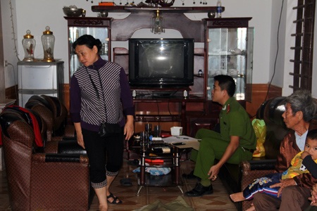 Vợ ông Trần Khánh Thuyết khai báo với cơ quan chức năng về vụ nấu cao hổ trái phép tại nhà