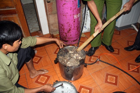 Nồi áp suất nấu cao hổ được phát hiện phía sau nhà bếp