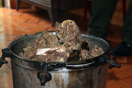 Khi bị bắt quả tang hai nồi cao hổ này đang sùng sục sôi