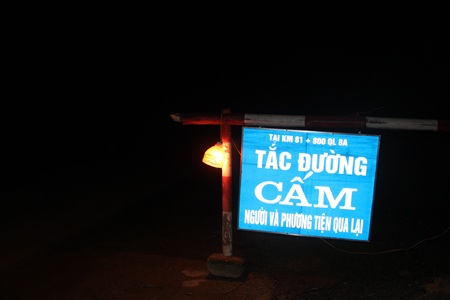 Trắng đêm “vá” đường - 2 Trắng đêm “vá” đường