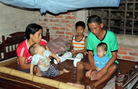 “Nhìn con ăn, vợ chồng tôi nước mắt lại trào” - 5 Vợ chồng chị Hồng anh Định bất lực nhìn các con chết mòn vì bệnh tật