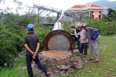 Một cột biển quảng cáo lớn bị bão quật đổ (Ảnh: Dũng Thái)