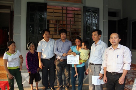 Bé Mai Anh đang thoi thóp sự sống